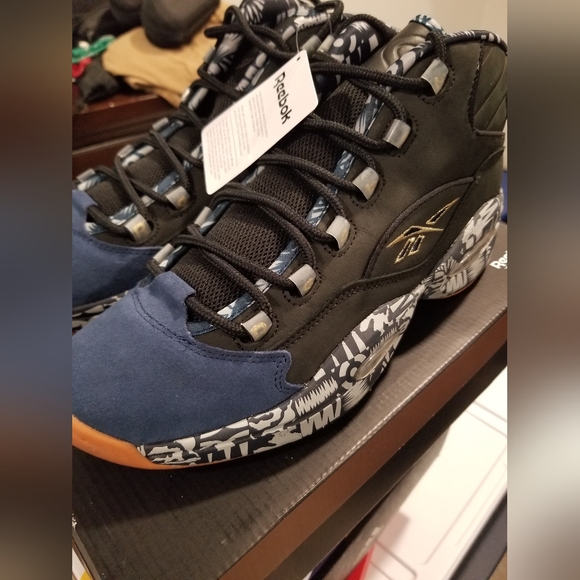 Basketball shoes - Picture 1 of 4